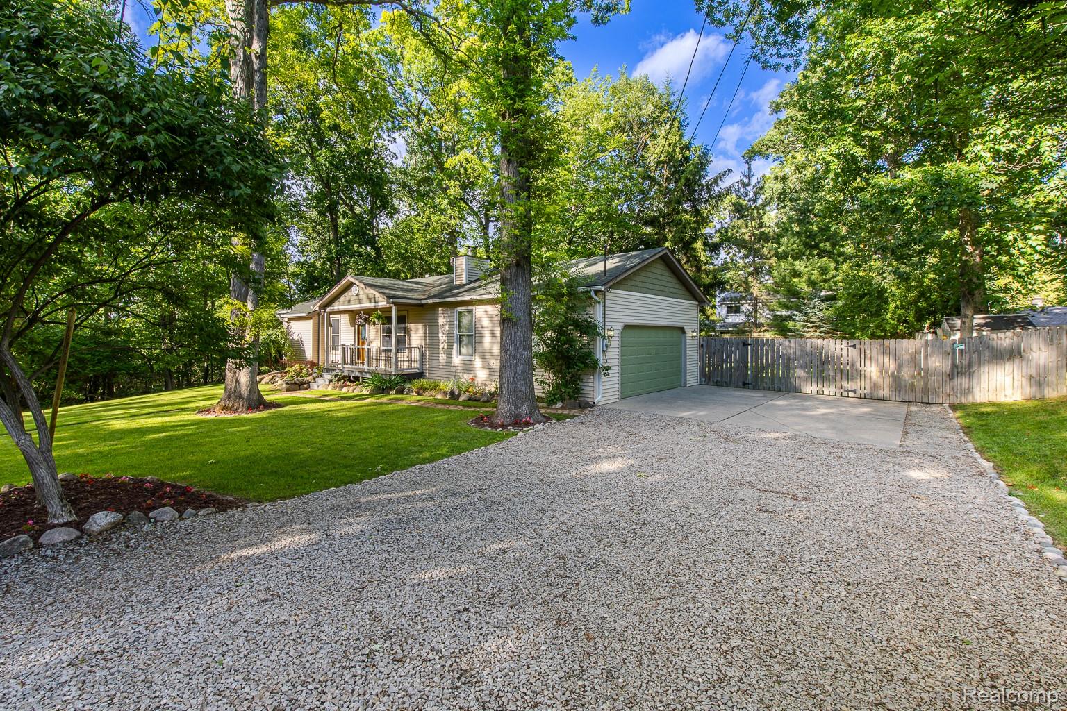1665 Rosedale Street West Bloomfield, MI 48324 - Photo 2 of 41 Wide driveway