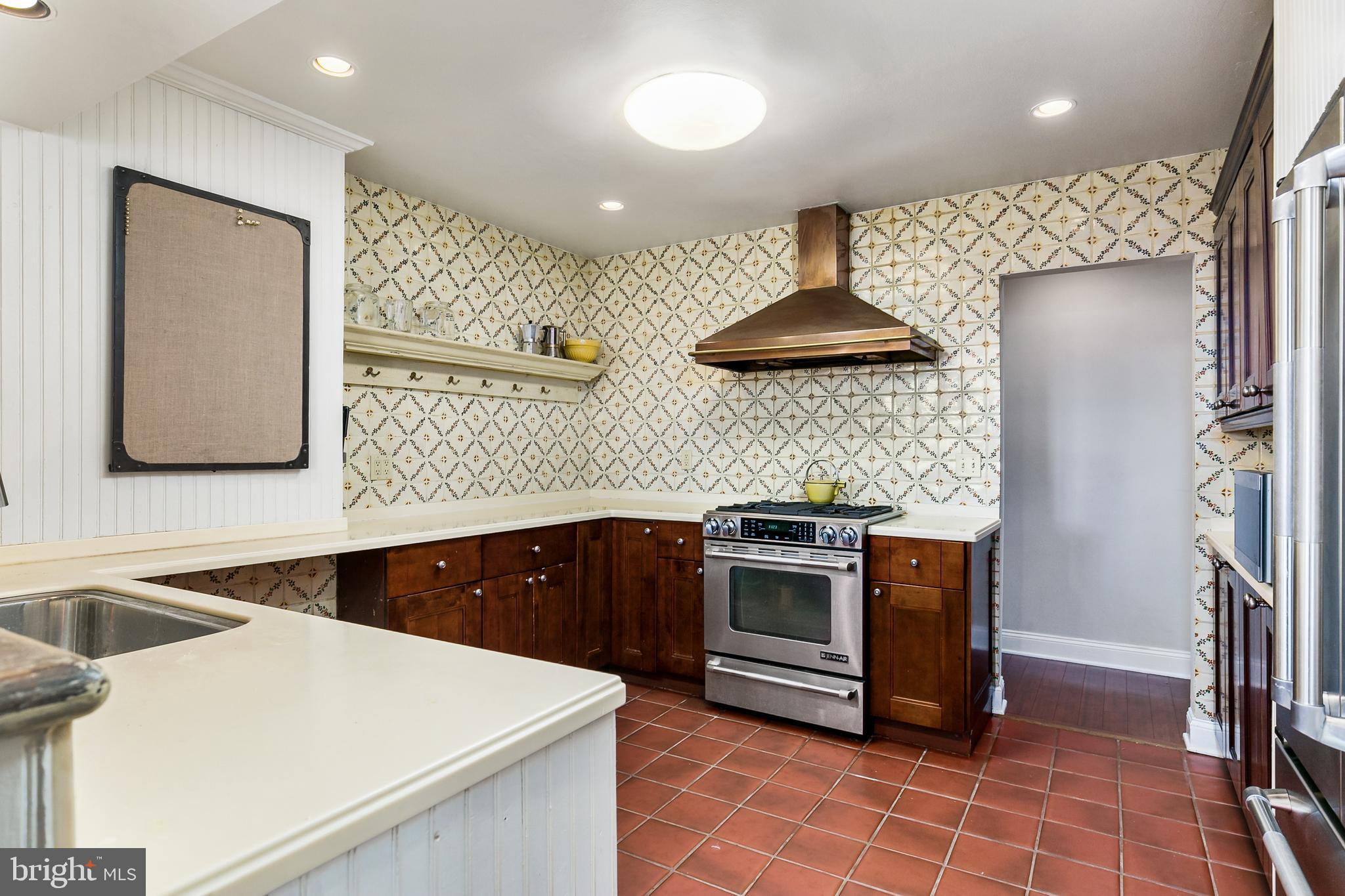 220 Paddock Way Delran, NJ 08075 - Photo 11 of 27 Country kitchen with breakfast bar, s/s appliances