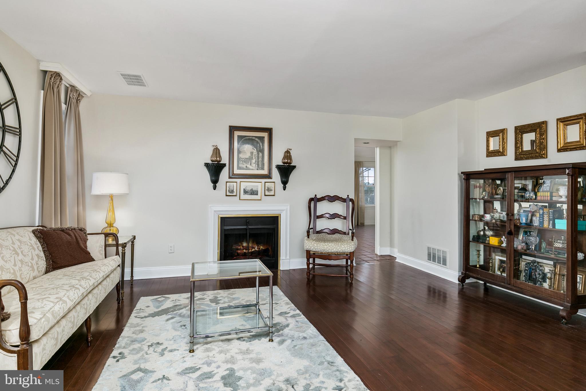 220 Paddock Way Delran, NJ 08075 - Photo 5 of 27 Living room with gas fireplace