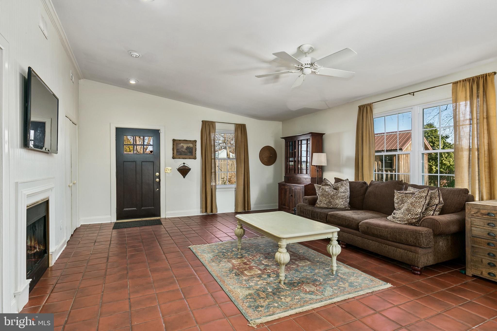 220 Paddock Way Delran, NJ 08075 - Photo 7 of 27 Oversized family room w/volume ceiling, gas fp