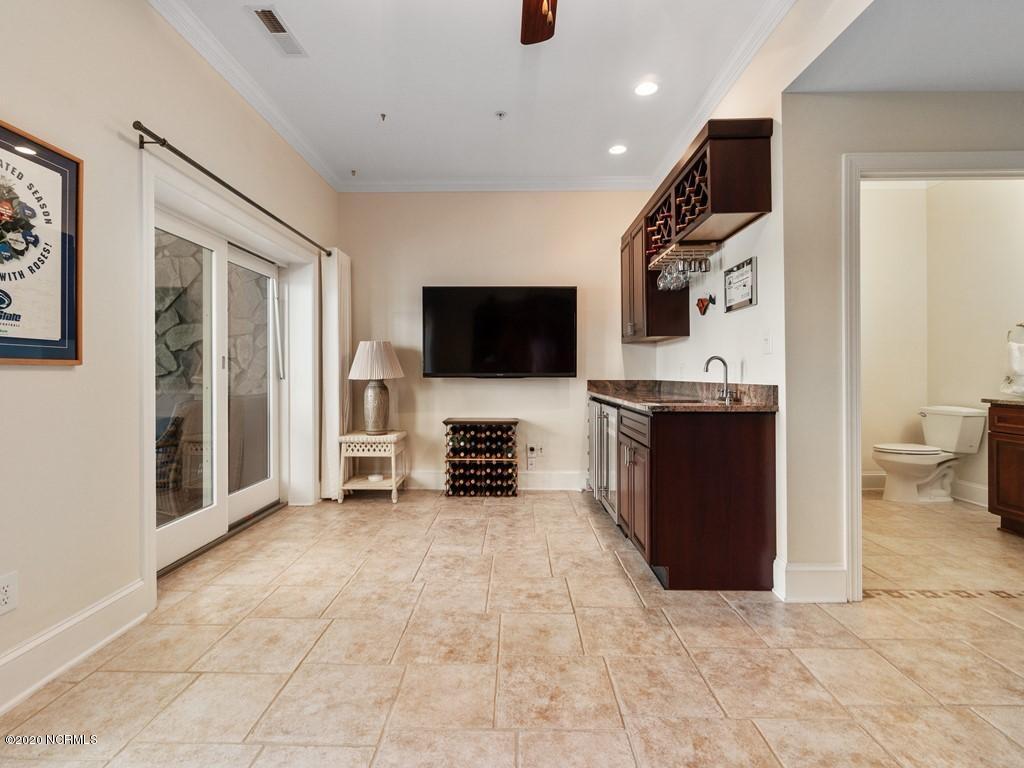 236 Blackwell Point Loop Road, Unit 2 Oriental, NC 28571 - Photo 7 of 42 006_Wet Bar