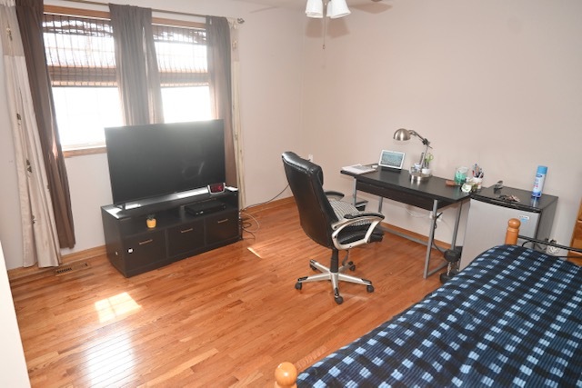 68 White Oaks Road Matteson, IL 60443 - Photo 28 of 39 a living room with furniture and a flat screen tv