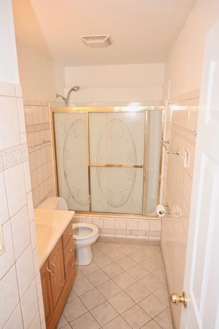 68 White Oaks Road Matteson, IL 60443 - Photo 38 of 39 a bathroom with a toilet a sink and shower