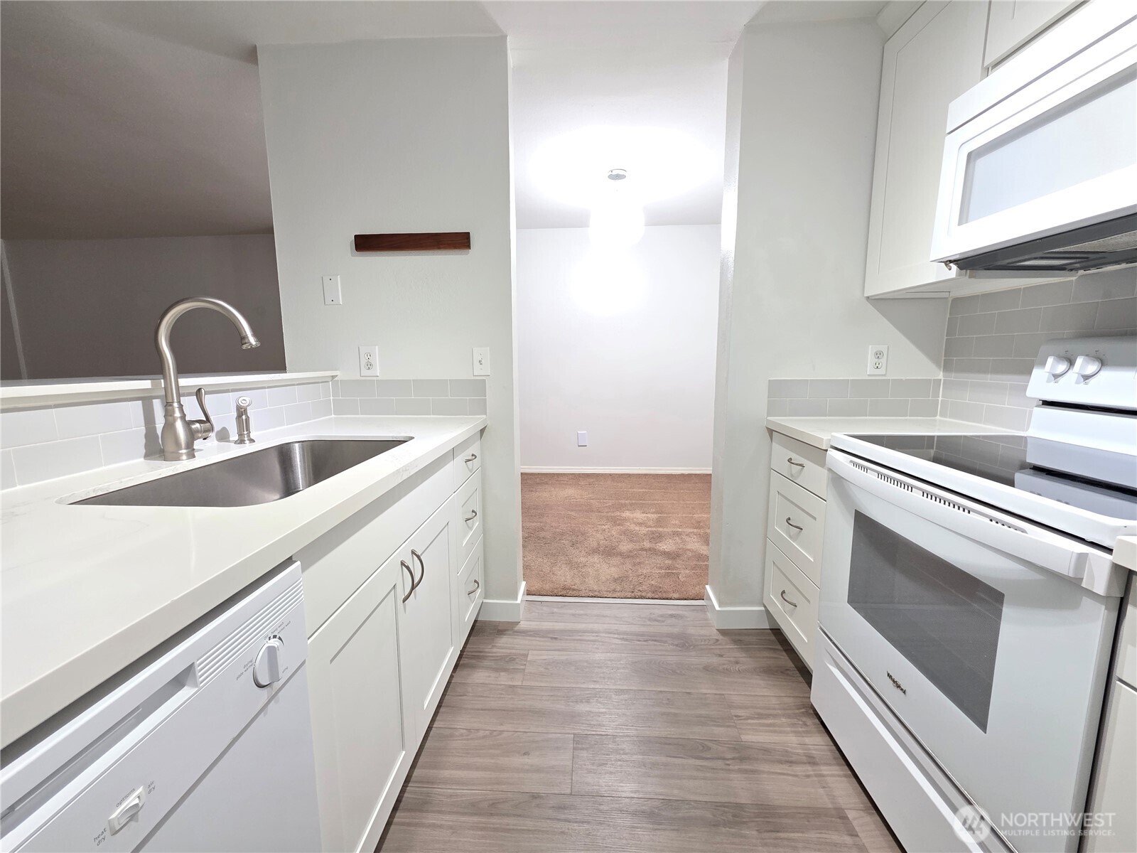 975 Aberdeen Avenue Northeast, Unit J104 Renton, WA 98056 - Photo 3 of 17 Gallery Image 3