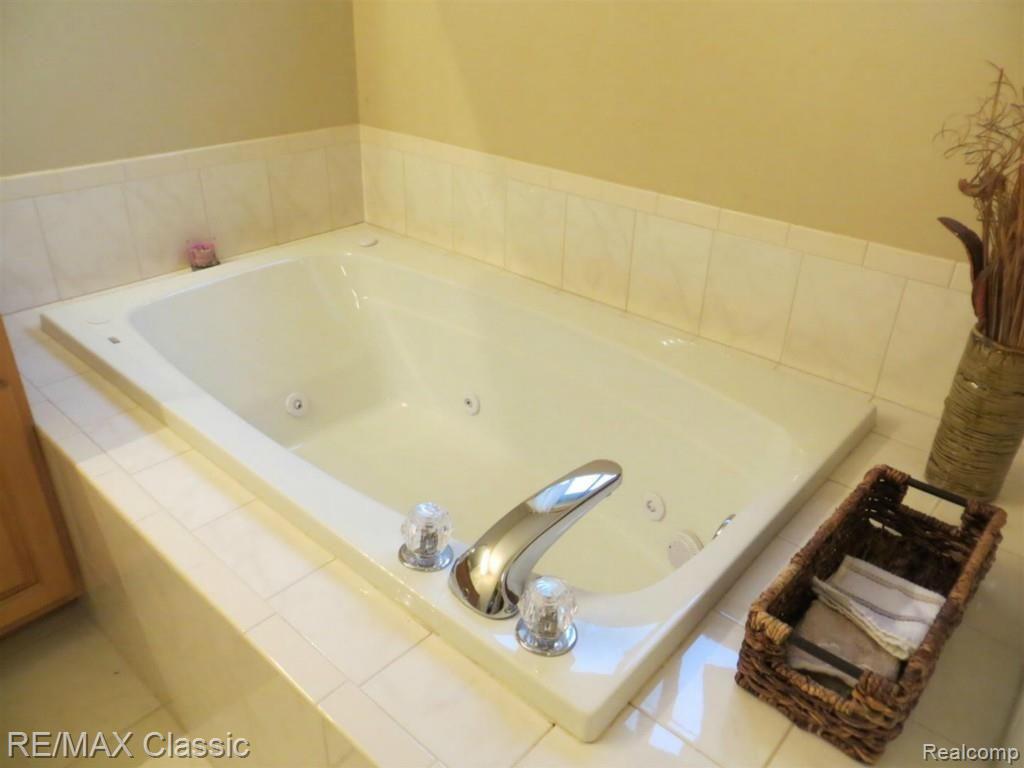 2065 Rochelle Park Drive Rochester Hills, MI 48309 - Photo 11 of 17