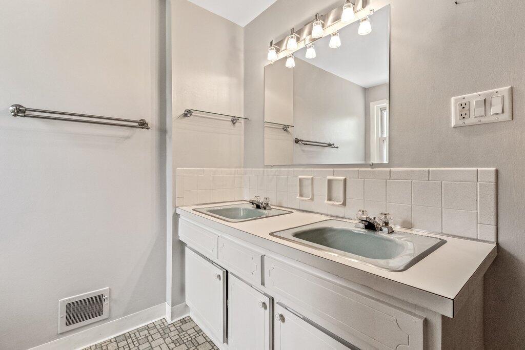 986 Cummington Road Columbus, OH 43213 - Photo 23 of 30 986 Cummington Road-23.jpg-SMALL