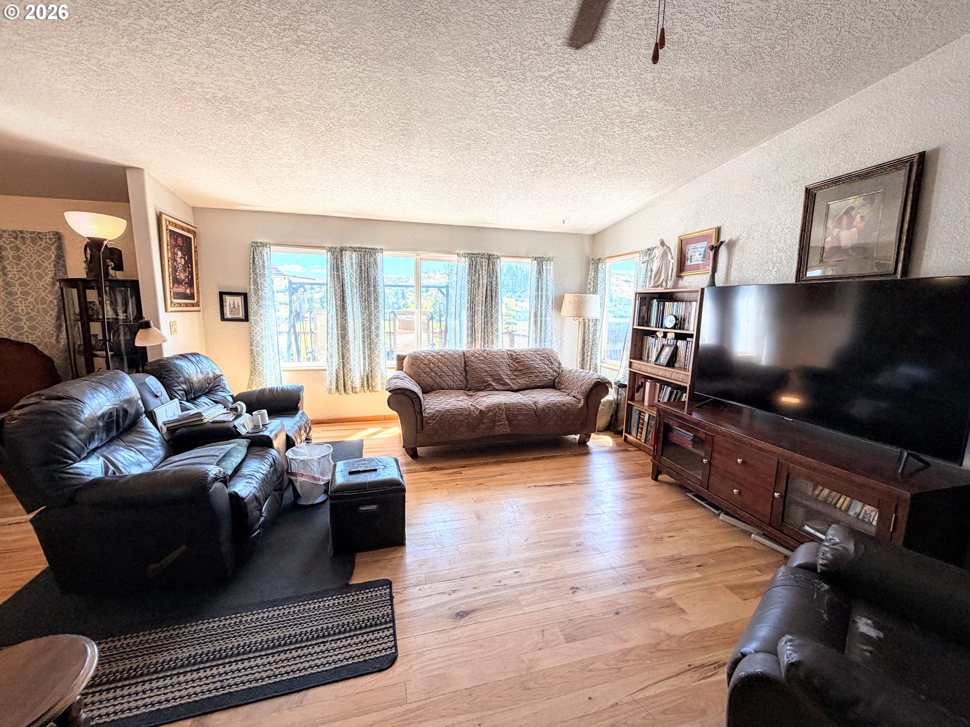 825 Palmer Junction Road Elgin, OR 97827 - Photo 9 of 22 Living Room
