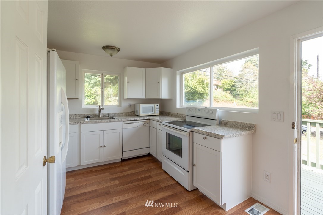7017 South Langston Road Seattle, WA 98178 - Photo 8 of 25 Gallery Image 8