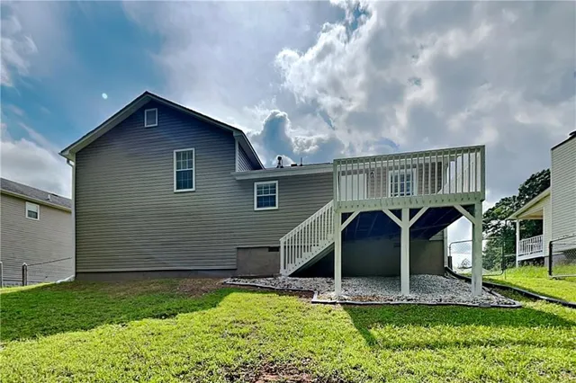 a view of a house with a yard
