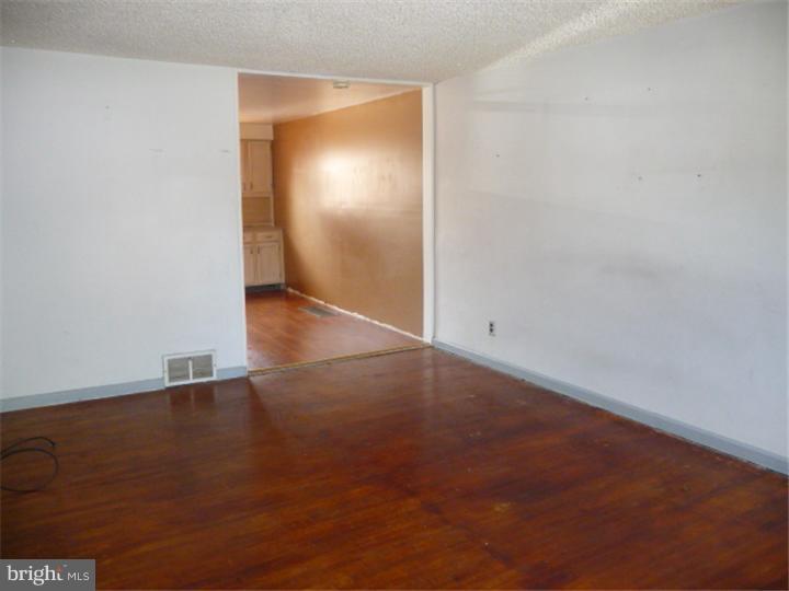 834 Grant Road Folcroft, PA 19032 - Photo 3 of 10 Living Room