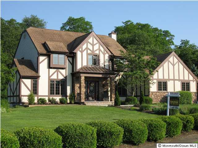 a view of a yard in front of house