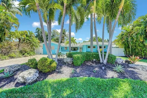 a view of a yard in front of a house