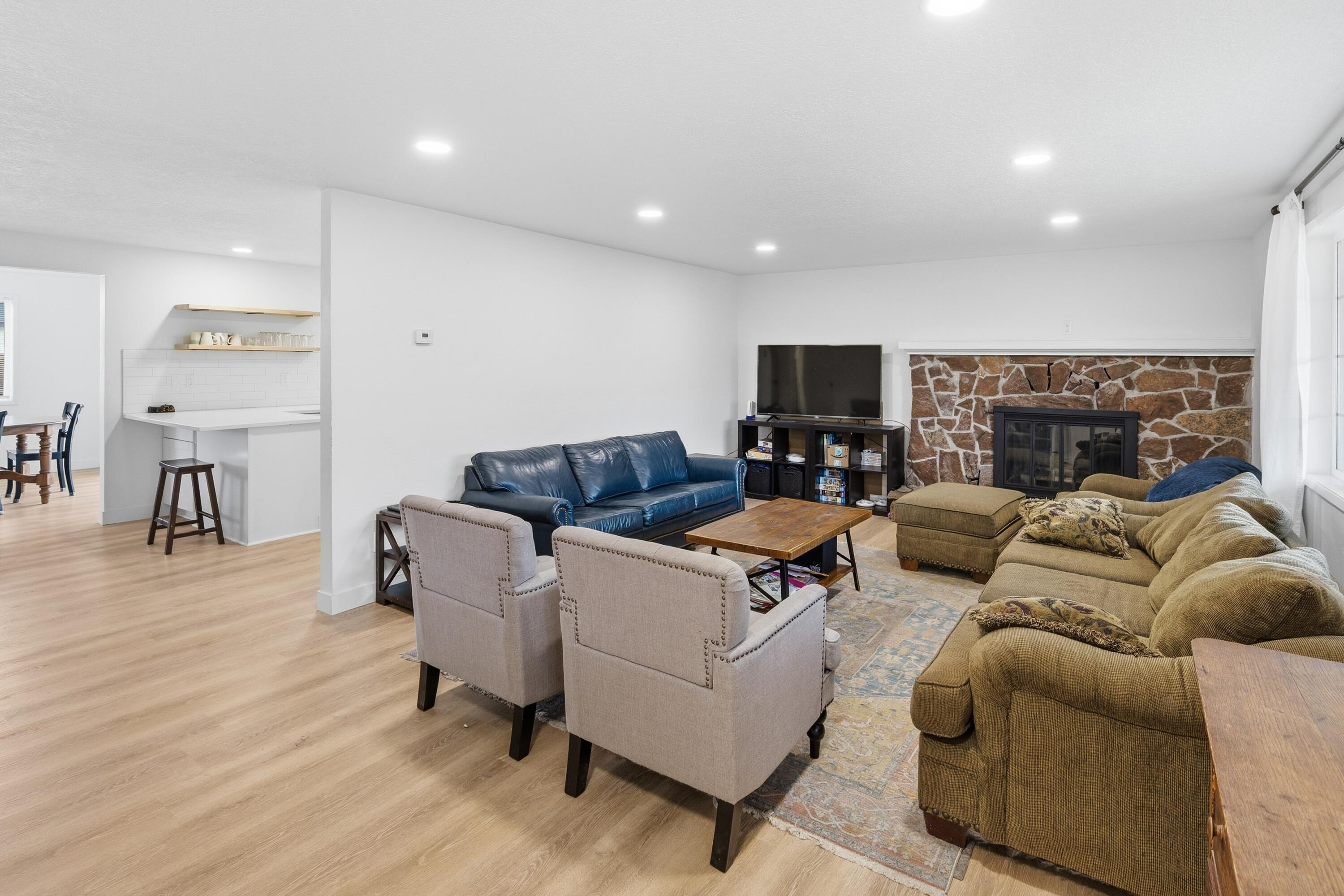 1915 Southwest 23rd Street Redmond, OR 97756 - Photo 7 of 22