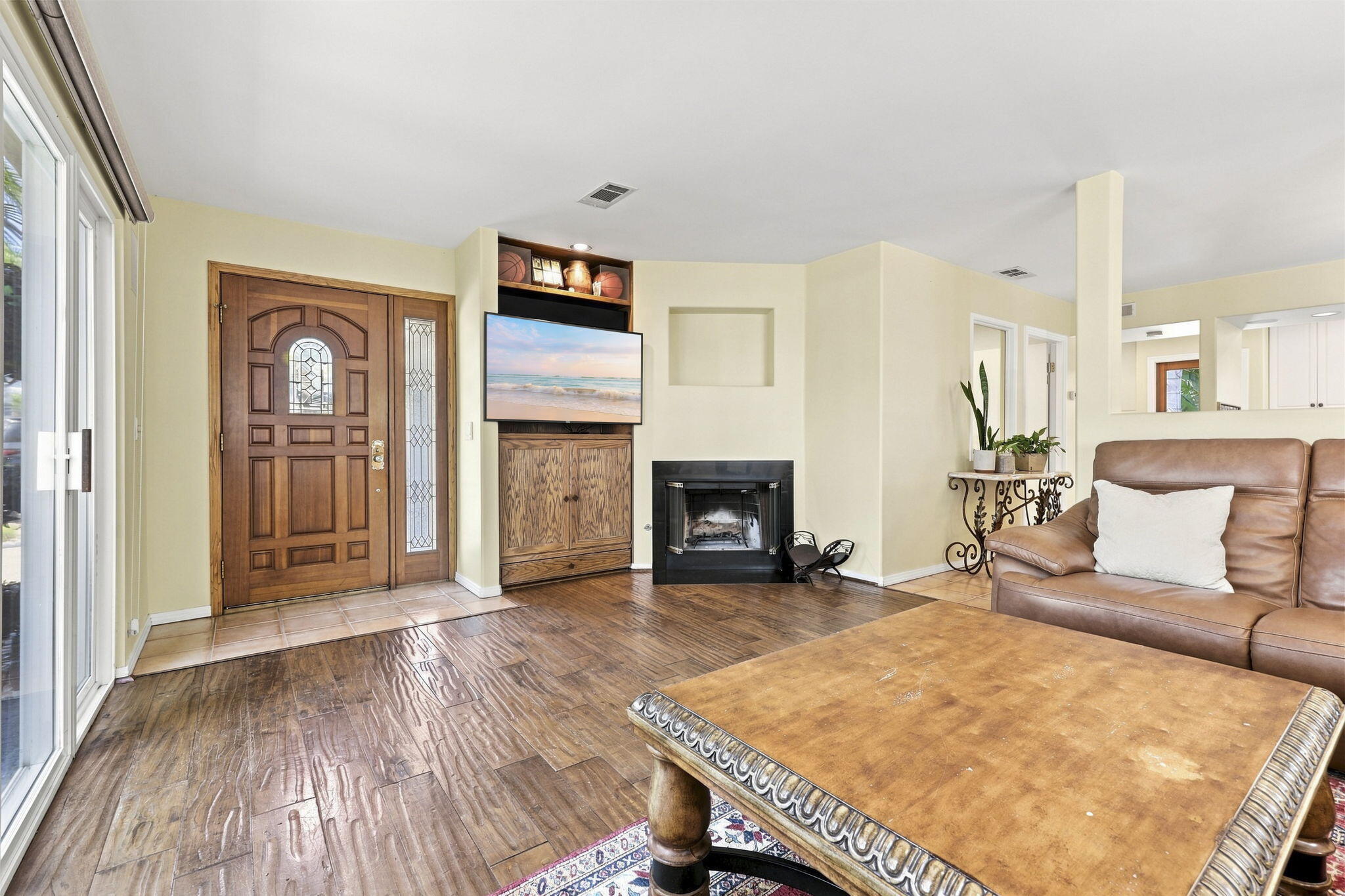 110 Santa Rosa Place Santa Barbara, CA 93109 - Photo 7 of 31 Living Room