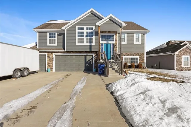 $410,000 | 2805 East Cedar Place, Tonganoxie, KS 66086