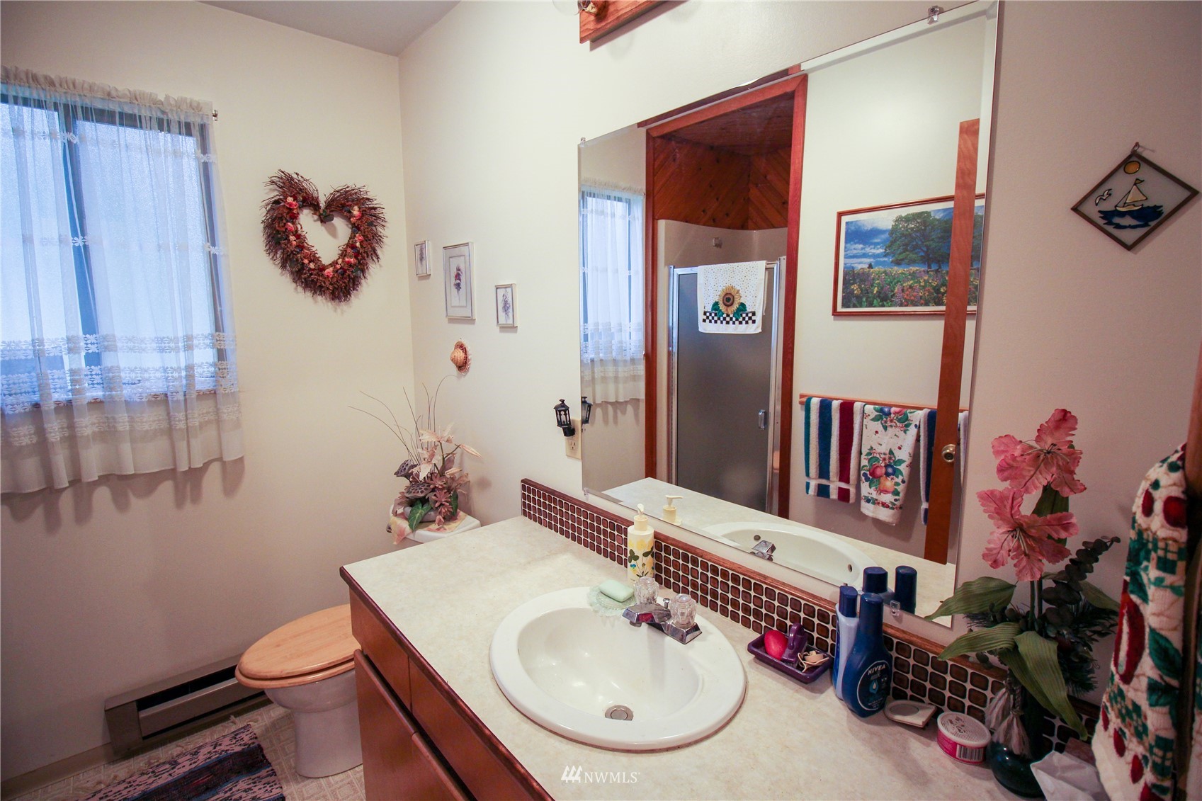 8014 Valley View Road Custer, WA 98240 - Photo 13 of 28 a bathroom with a toilet a sink and a mirror