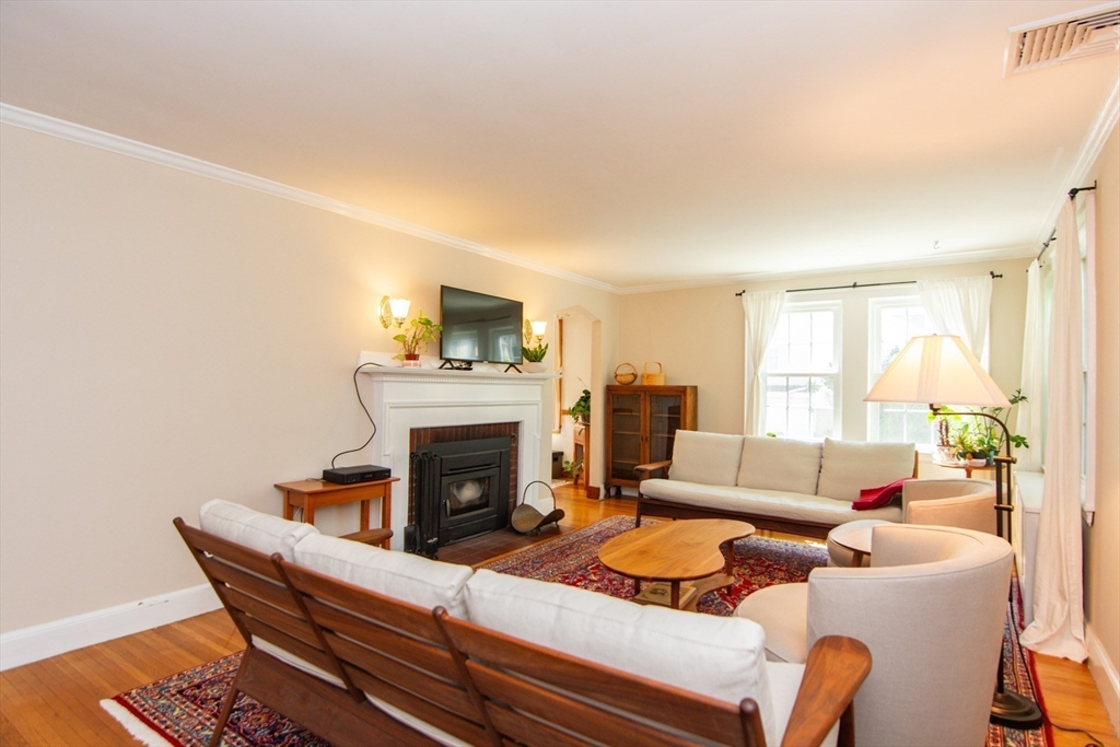 81 Prentice Street Waltham, MA 02451 - Photo 4 of 26