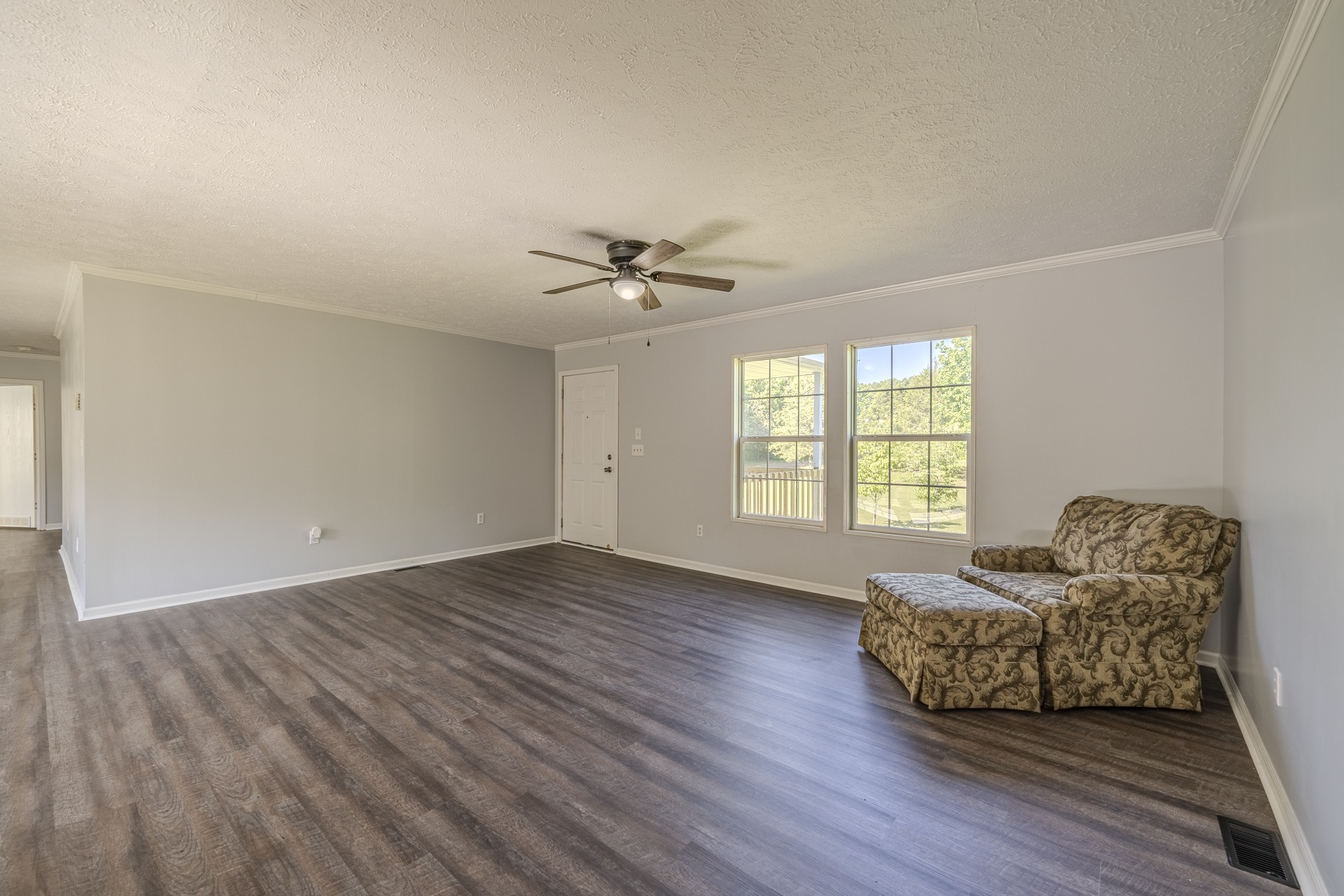 1125 Clifft Road Bolivar, TN 38008 - Photo 5 of 78 a living room with furniture and a window