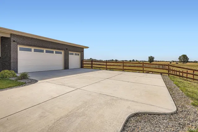 a picture of wall with white walls