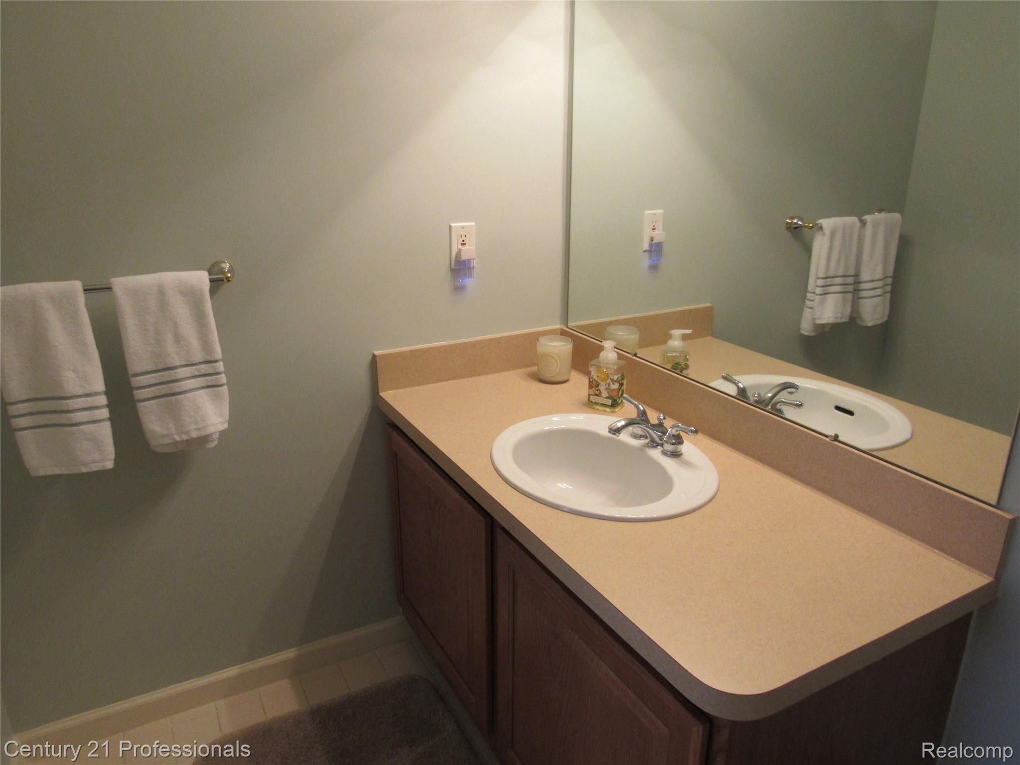 16826 Farmington Road, Unit 69 Livonia, MI 48154 - Photo 20 of 26 FARMINGTON RD 2 012.JPG