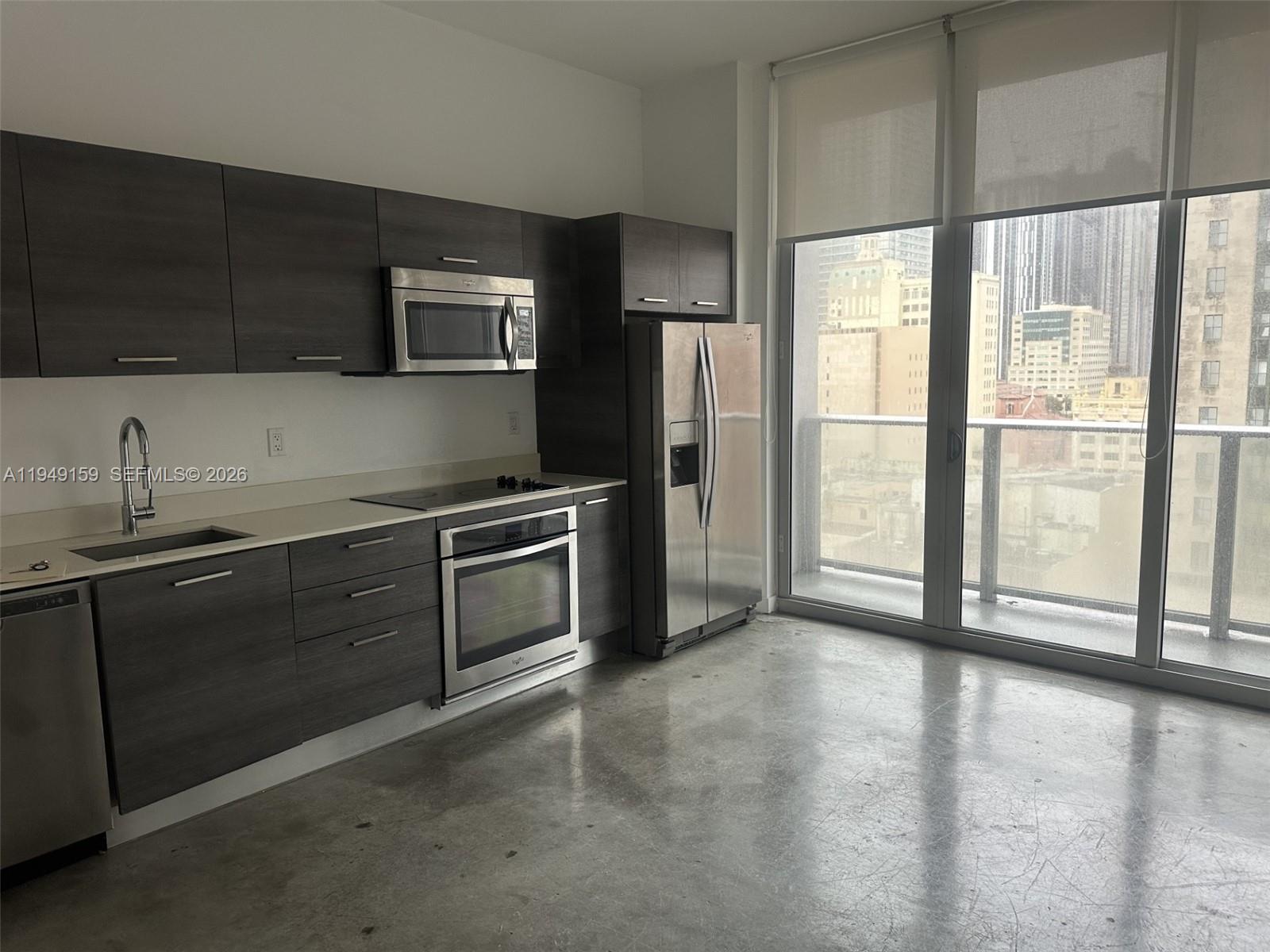 151 Southeast 1st Street, Unit 1006 Miami, FL 33131 - Photo 2 of 4