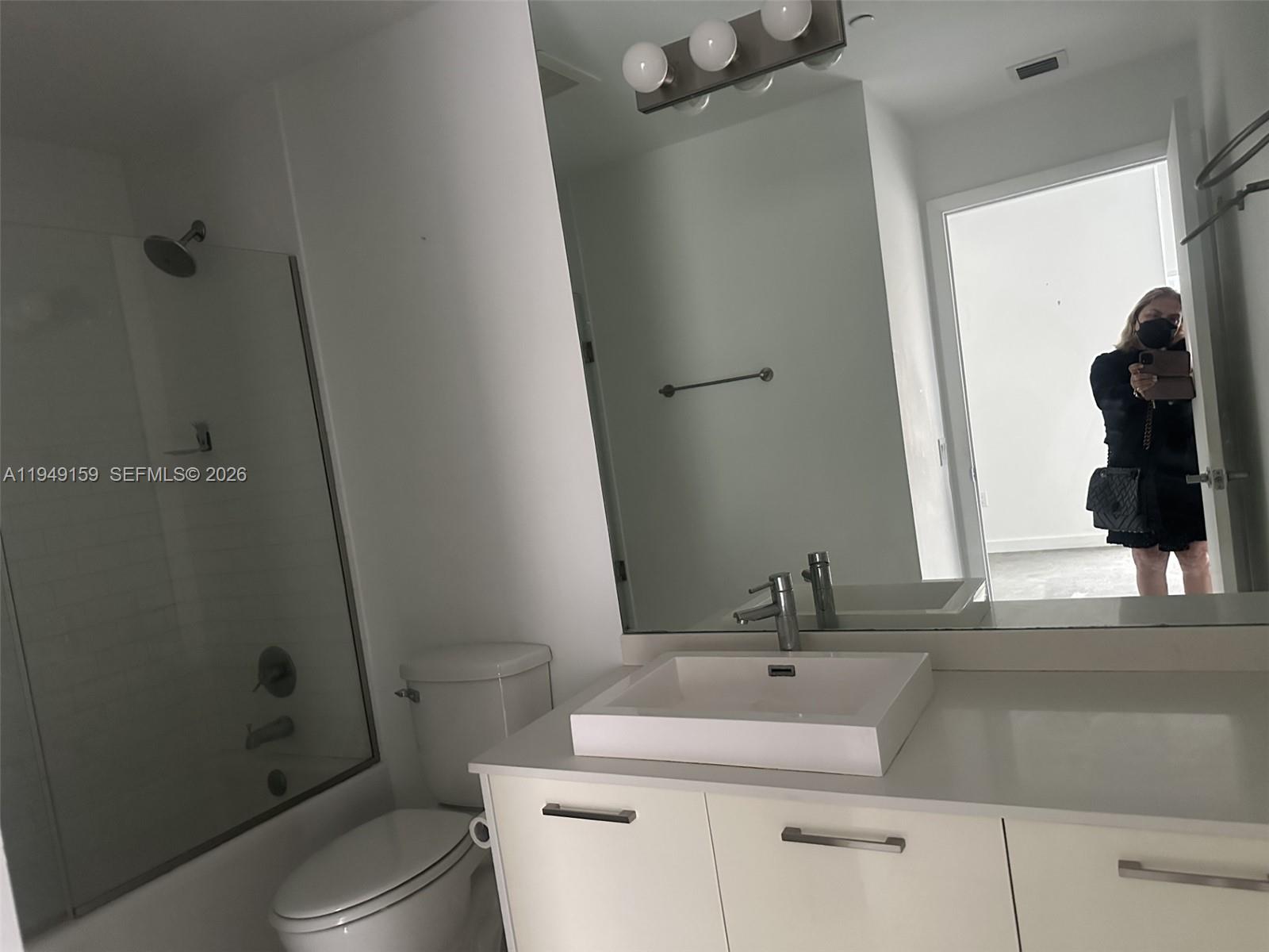 151 Southeast 1st Street, Unit 1006 Miami, FL 33131 - Photo 4 of 4