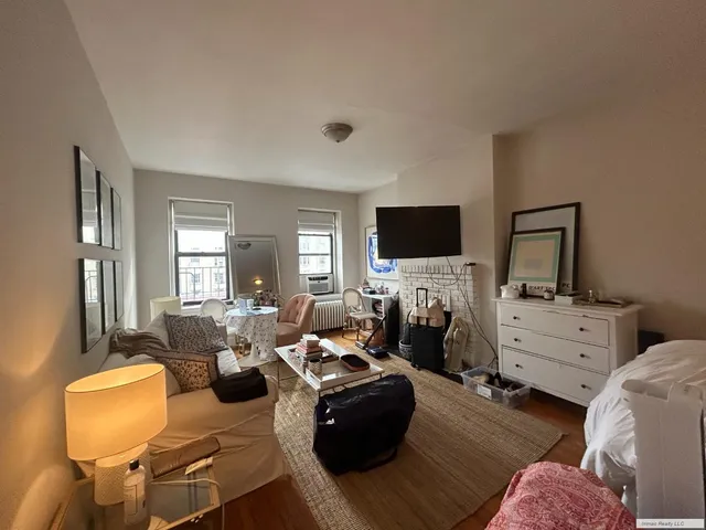 $4,200 | 161 West 10th Street, Unit 5D | West Village