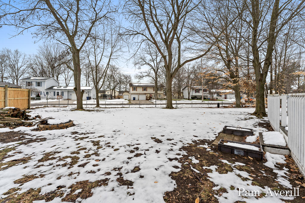 2133 Jensen Road Muskegon, MI 49444 - Photo 8 of 45 2133JensenRd04Lores