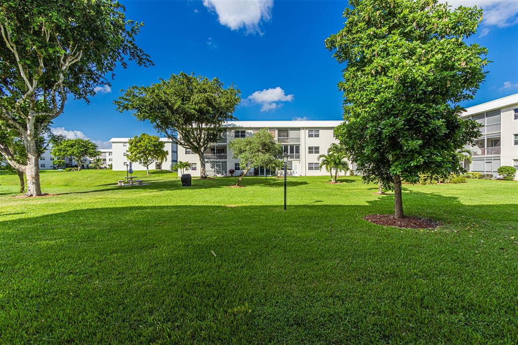 9856 Marina Boulevard, Unit 1314 Boca Raton, FL 33428 - Photo 42 of 43 a view of a volley ball court