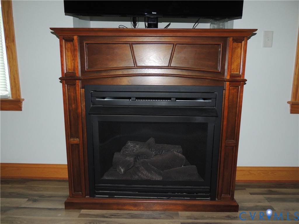 12512 Cox Road Church Road, VA 23833 - Photo 6 of 42 Wood-finish gas log fireplace with a separate prop
