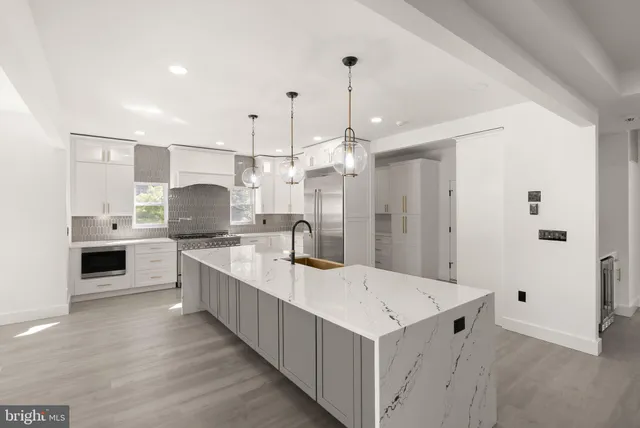 an empty room with wooden floor and ceiling fan