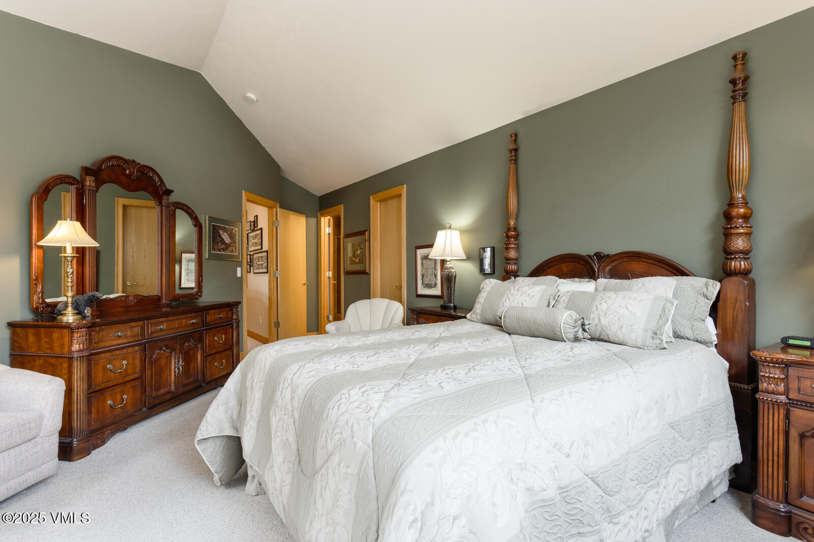 840 June Creek Road Edwards, CO 81632 - Photo 20 of 34 a bedroom with a bed and a dresser