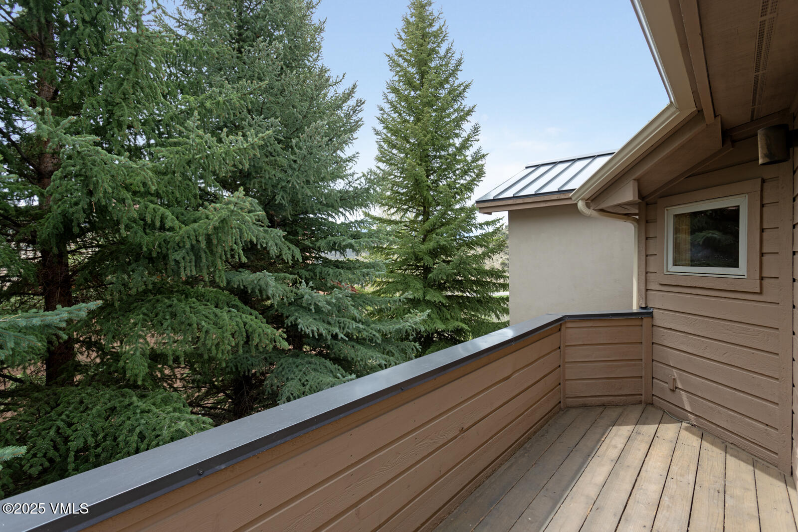 840 June Creek Road Edwards, CO 81632 - Photo 21 of 34 a view of balcony with wooden floor and fence