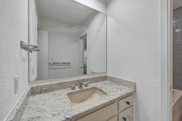$975,000 | 28 Country Oaks Drive, Buda, TX 78610