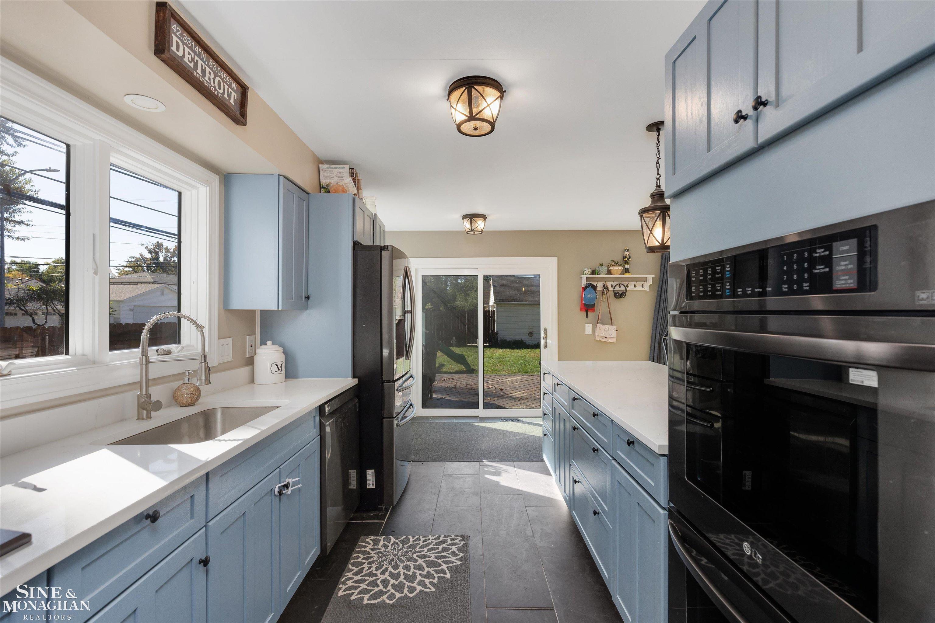 1291 Roslyn Road Grosse Pointe Woods, MI 48236 - Photo 9 of 39