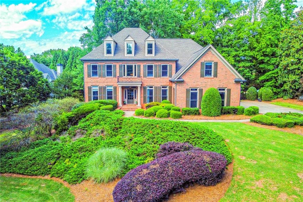 a view of a yard in front of house
