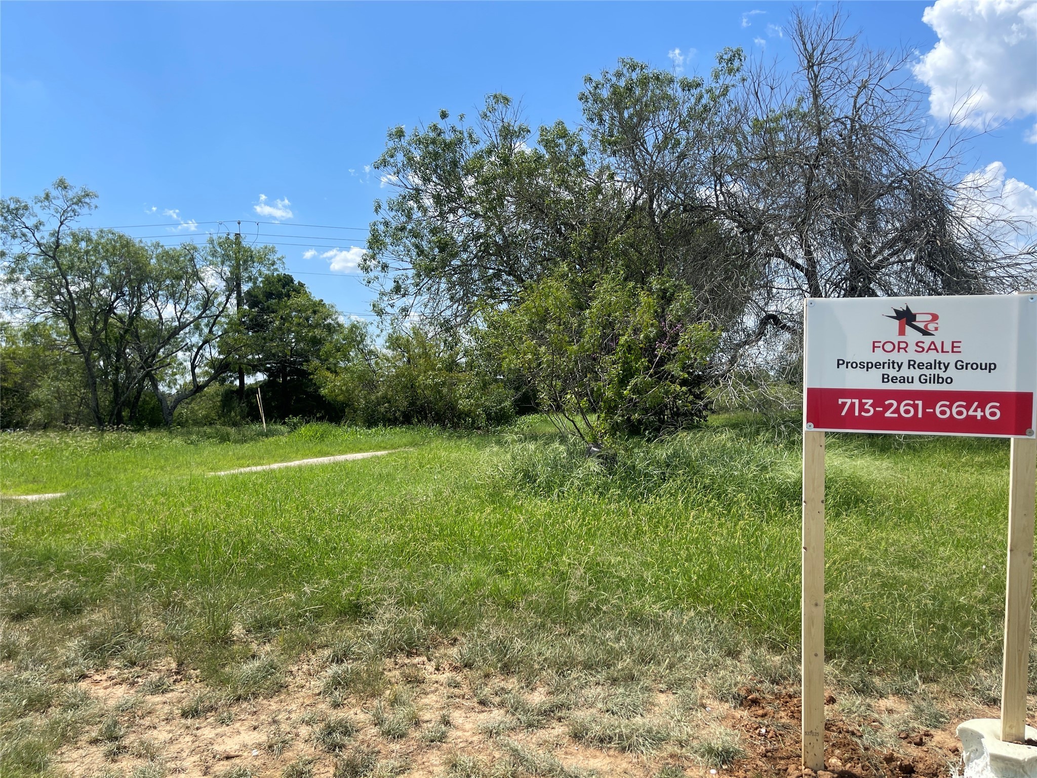 390 Bell Road Seguin, TX 78155 - Photo 2 of 6 a view of a golf club with a sign broad in front of it
