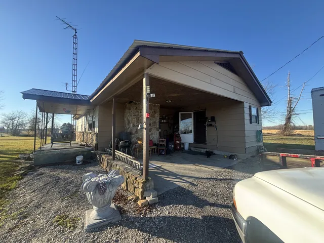 a view of a house with porch and sitting area
