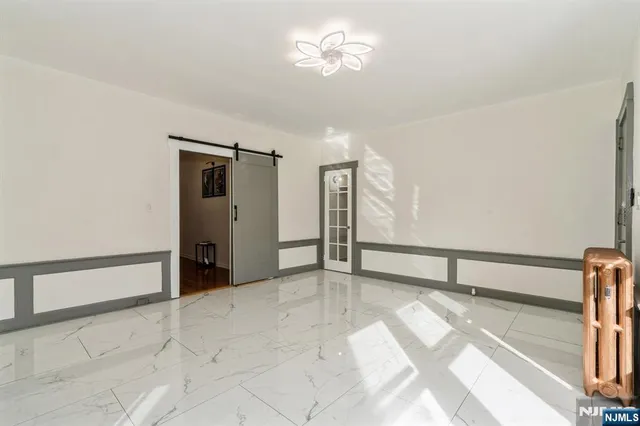 a view of empty room with a ceiling fan