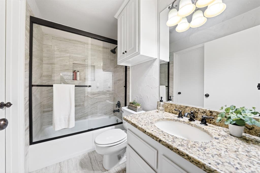 1538 Signal Ridge Place, Unit 1538 Rockwall, TX 75032 - Photo 26 of 37 Bath 2 access to BR 2 and Hall and Utility room