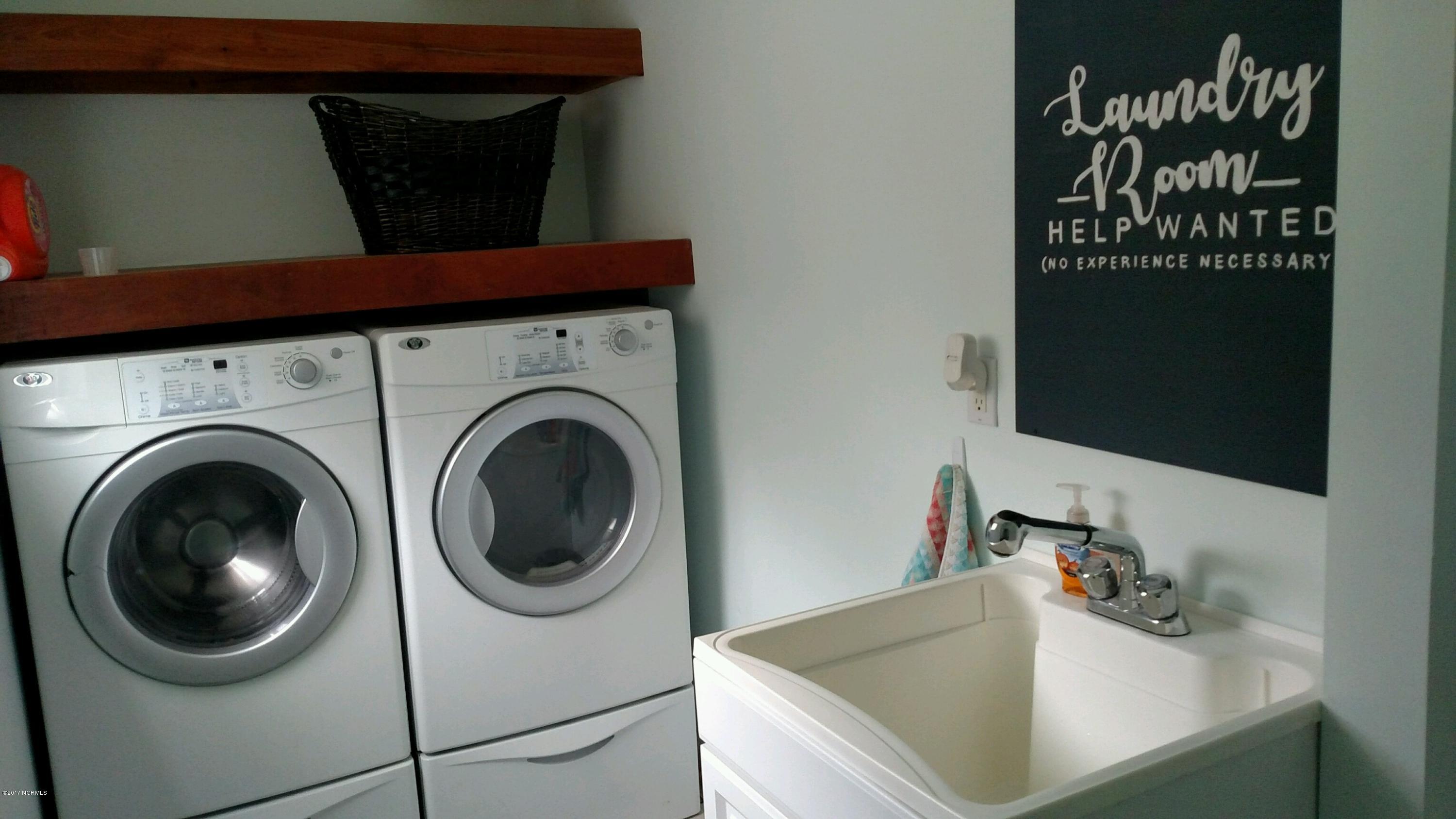 326 Masters Lane Hampstead, NC 28443 - Photo 20 of 27 laundry room