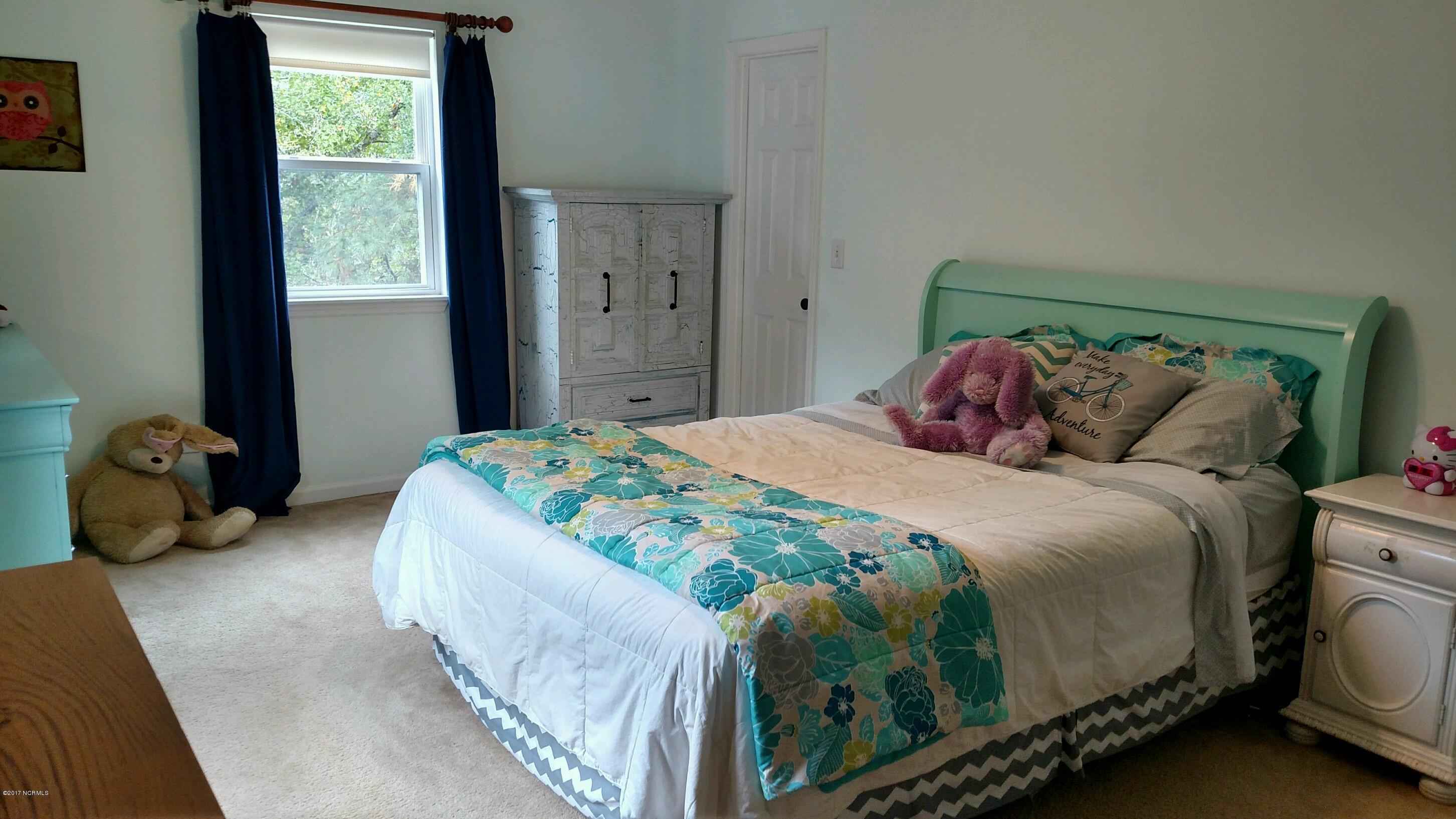 326 Masters Lane Hampstead, NC 28443 - Photo 22 of 27 2 upstairs master bedroom