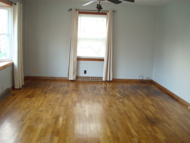 916 Fulton Avenue Rochester, IN 46975 - Photo 5 of 13