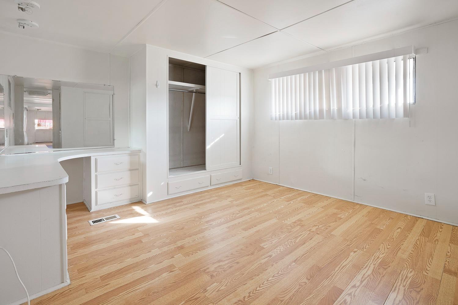 43036 Jacalitos Creek Road Coalinga, CA 93210 - Photo 44 of 85 an empty room with windows and closet