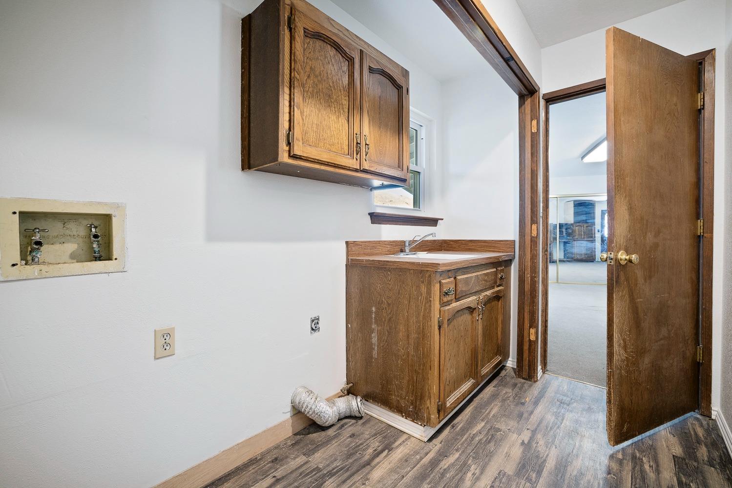 43036 Jacalitos Creek Road Coalinga, CA 93210 - Photo 8 of 85 a utility room with wooden floor washer and dryer