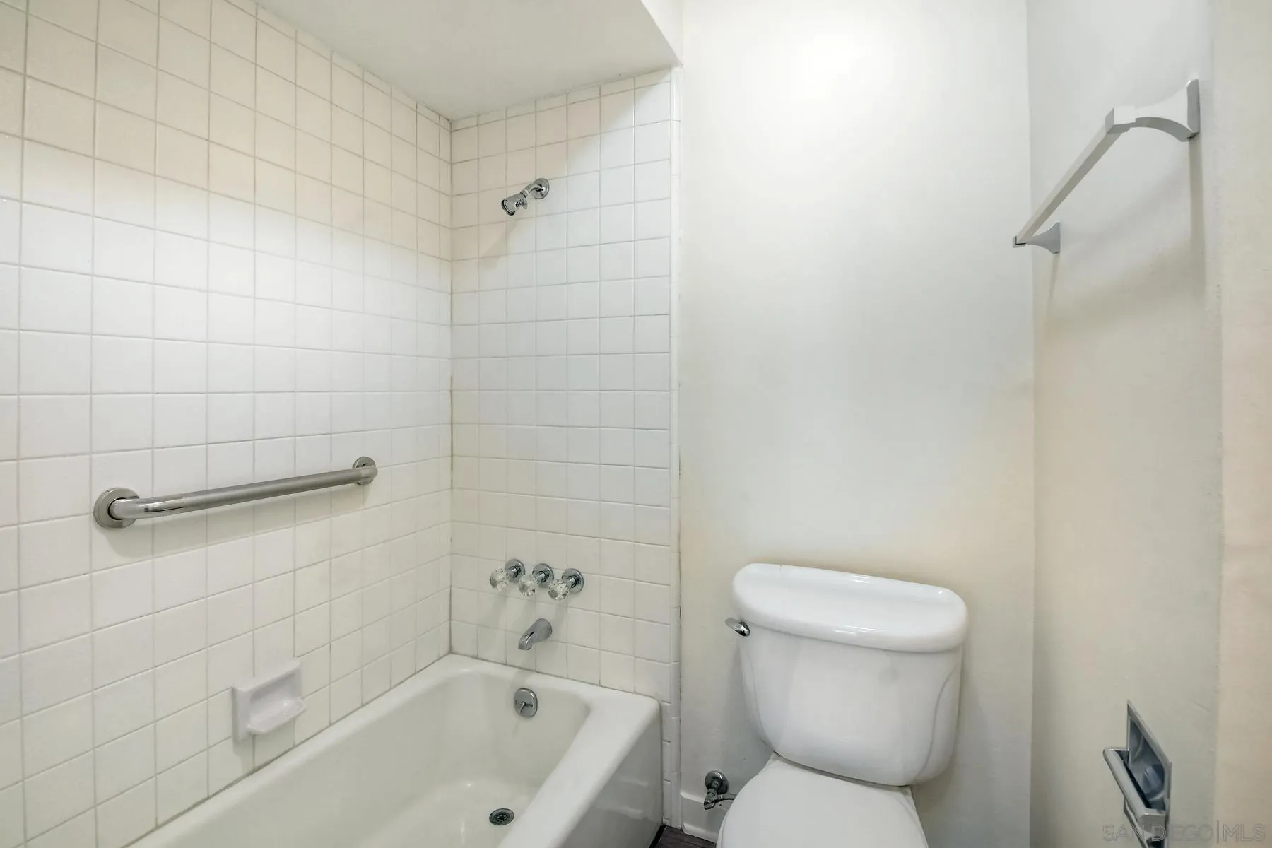 13541 Willow Run Road Poway, CA 92064 - Photo 7 of 40 a bathroom with a toilet and a bathtub