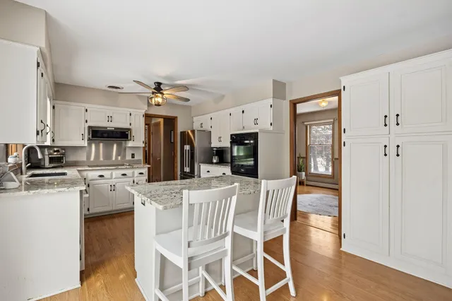 $499,500 | 33214 Nueman Court, Lindstrom, MN 55045