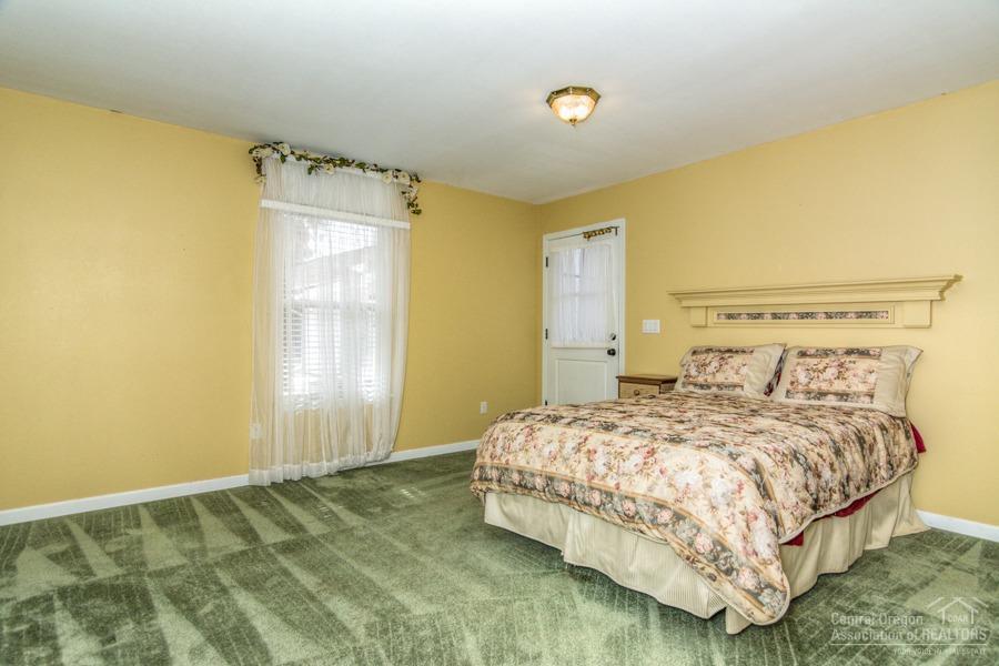 64050 Deschutes Market Road Bend, OR 97701 - Photo 14 of 25 Craft room bedroom