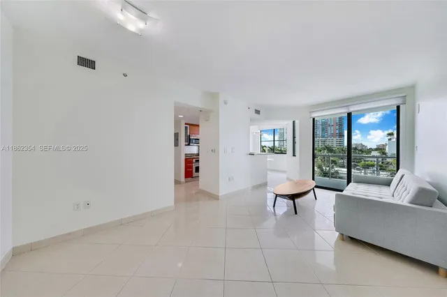 $715,000 | 110 Washington Avenue, Unit 1513, Miami Beach, FL 33139