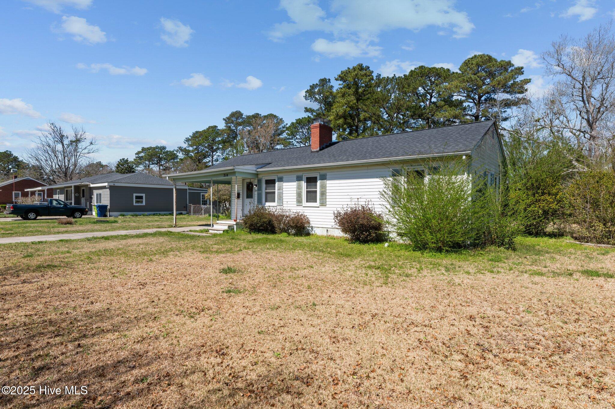 214 Bryan Street Havelock, NC 28532 - Photo 14 of 38 Front yard